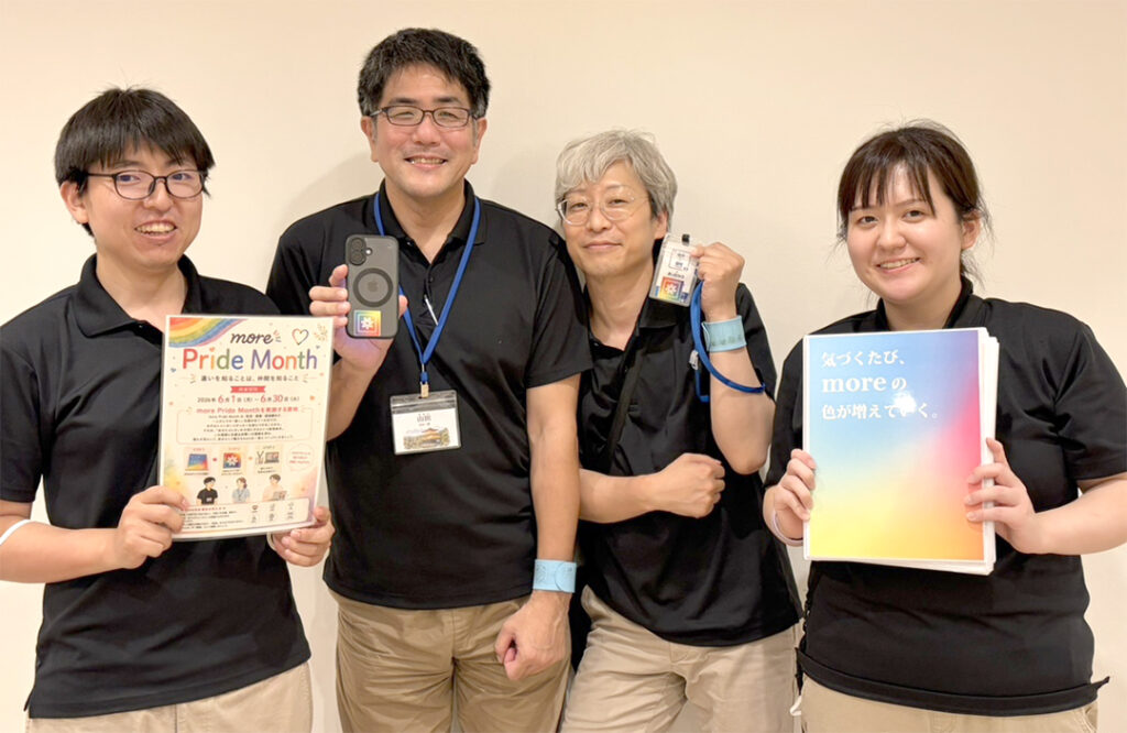ステッカーを身に着けるスタッフ